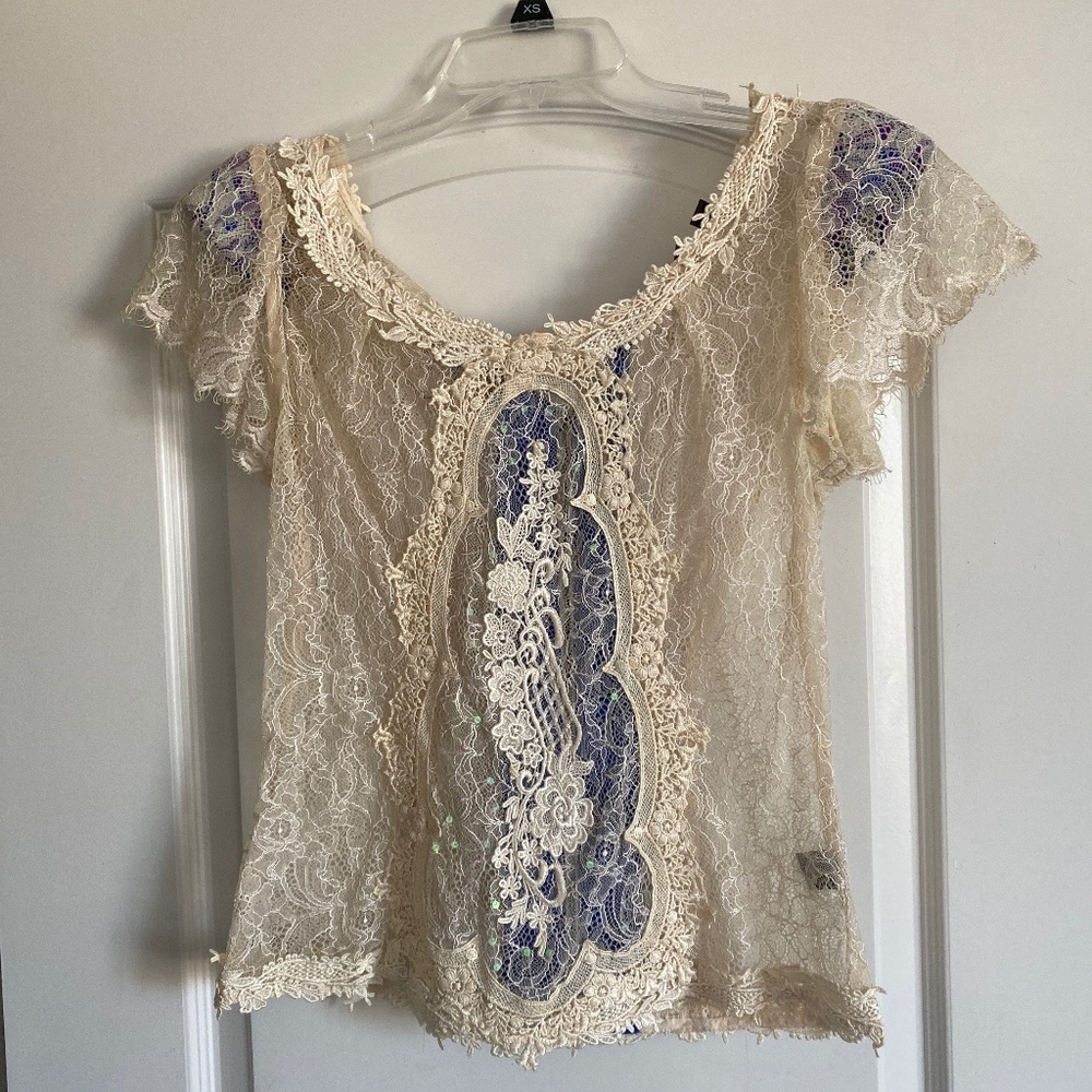 Lace detailed top